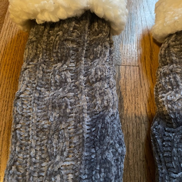 Cute Warm Gray Soft Knotted Cozy Socks House Slip Ons Slippers - Picture 2 of 4